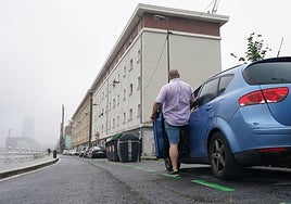 Un conductor ajeno a esta información se sube a su coche.