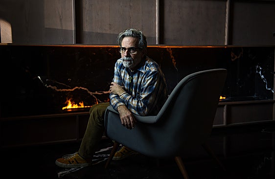 Jonathan Lethem en el hall del hotel Radisson, poco antes de participar en el Festival Ja!.