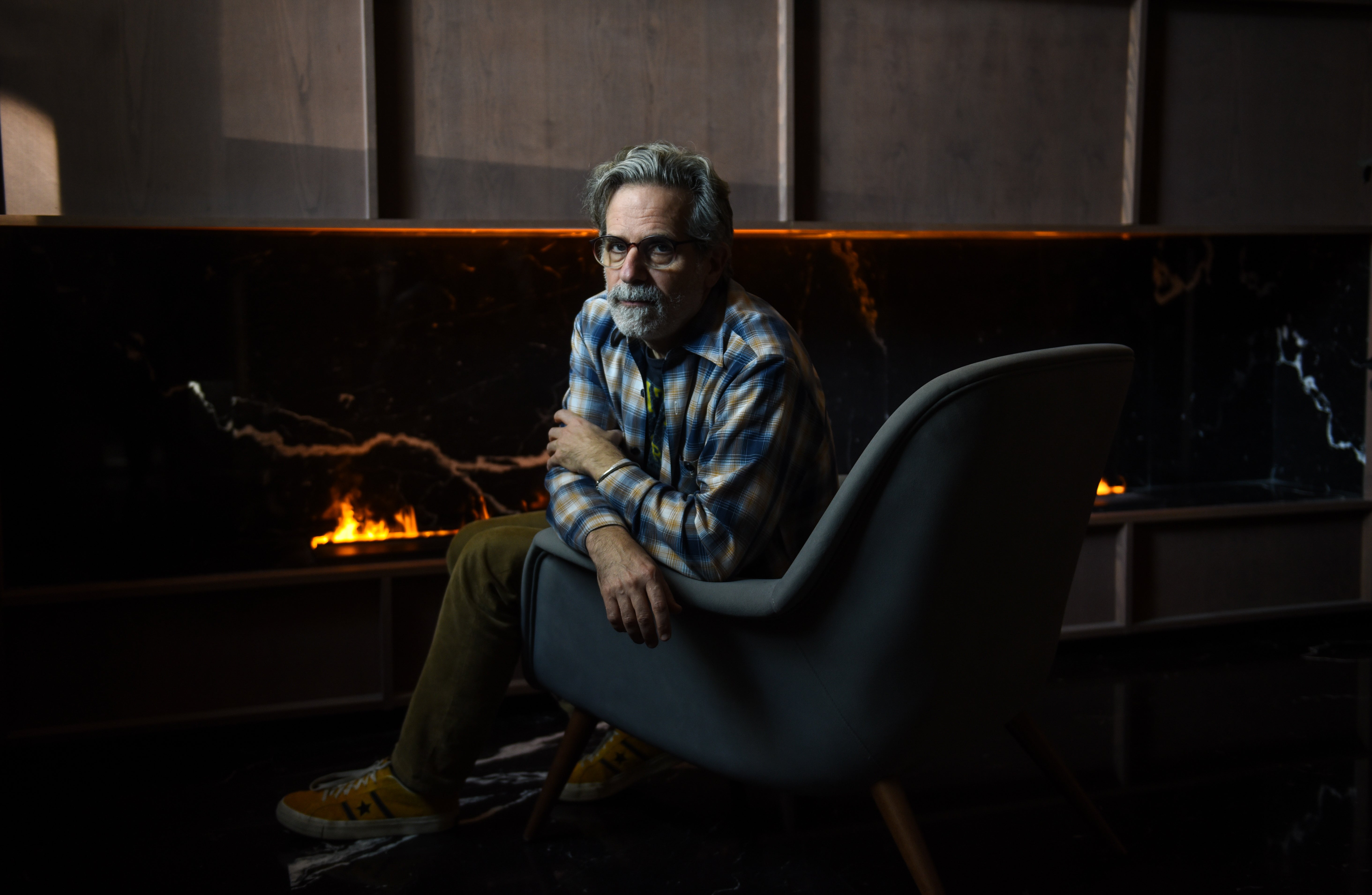 Jonathan Lethem en el hall del hotel Radisson, poco antes de participar en el Festival Ja!.