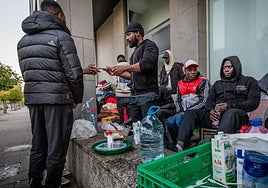 Los refugiados malienses conviven en soportales de Salburua a la espera de ser citados.