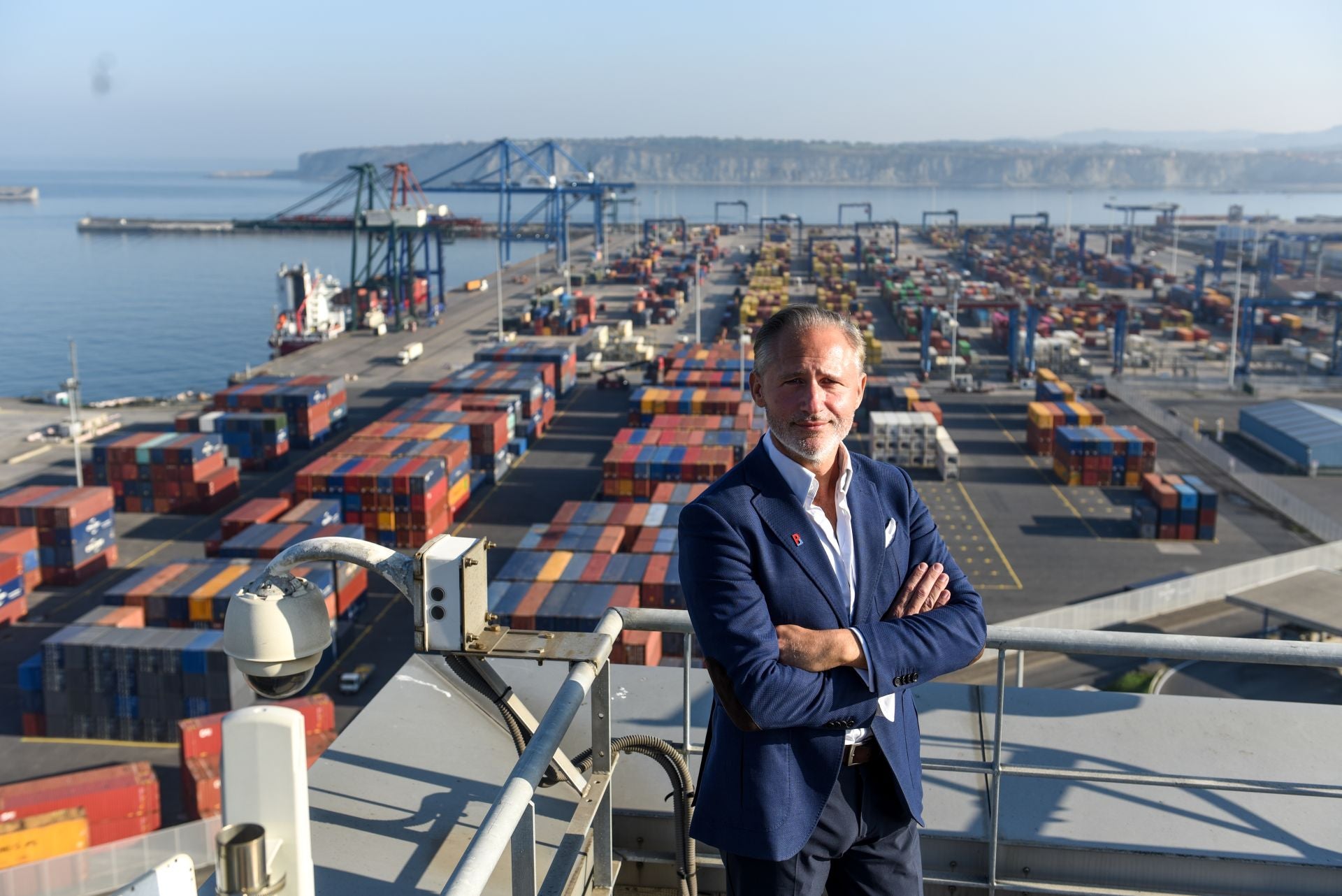 Iván Jiménez, en la sede de la Autoridad Portuaria de Bilbao frente a una terminal de contenedores.