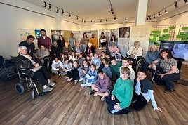 Chavales y mayores del centro de día de Ondarroa en la exposición 'Mercedes'.