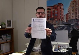 El primer edil sestaoarra en su despacho con su última nómina.