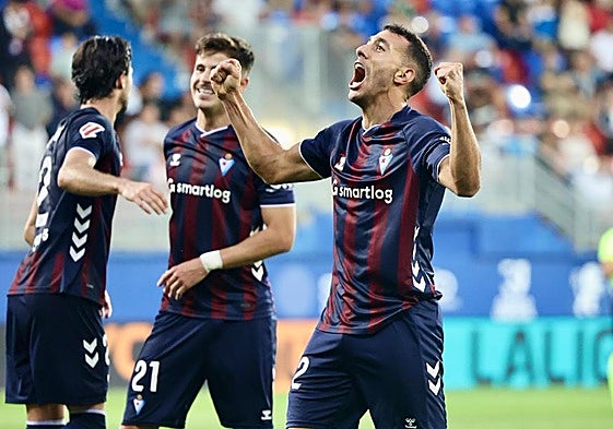 Álvaro festeja el gol que marcó a los pocos minutos de estrenarse como armero ante el Granada.