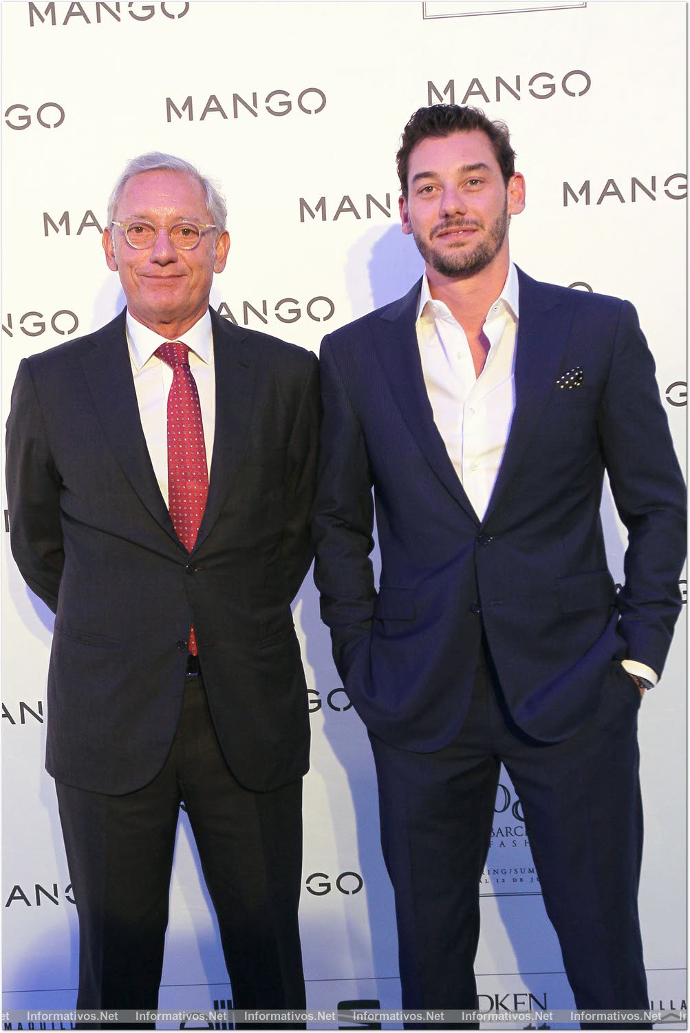 Isak Andic posa con Jonathan, su hijo mayor.