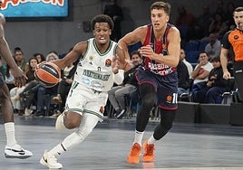 Matteo Spagnolo persigue a TJ Shorts durante el encuentro entre el Baskonia y el Panathinaikos en el Buesa Arena.