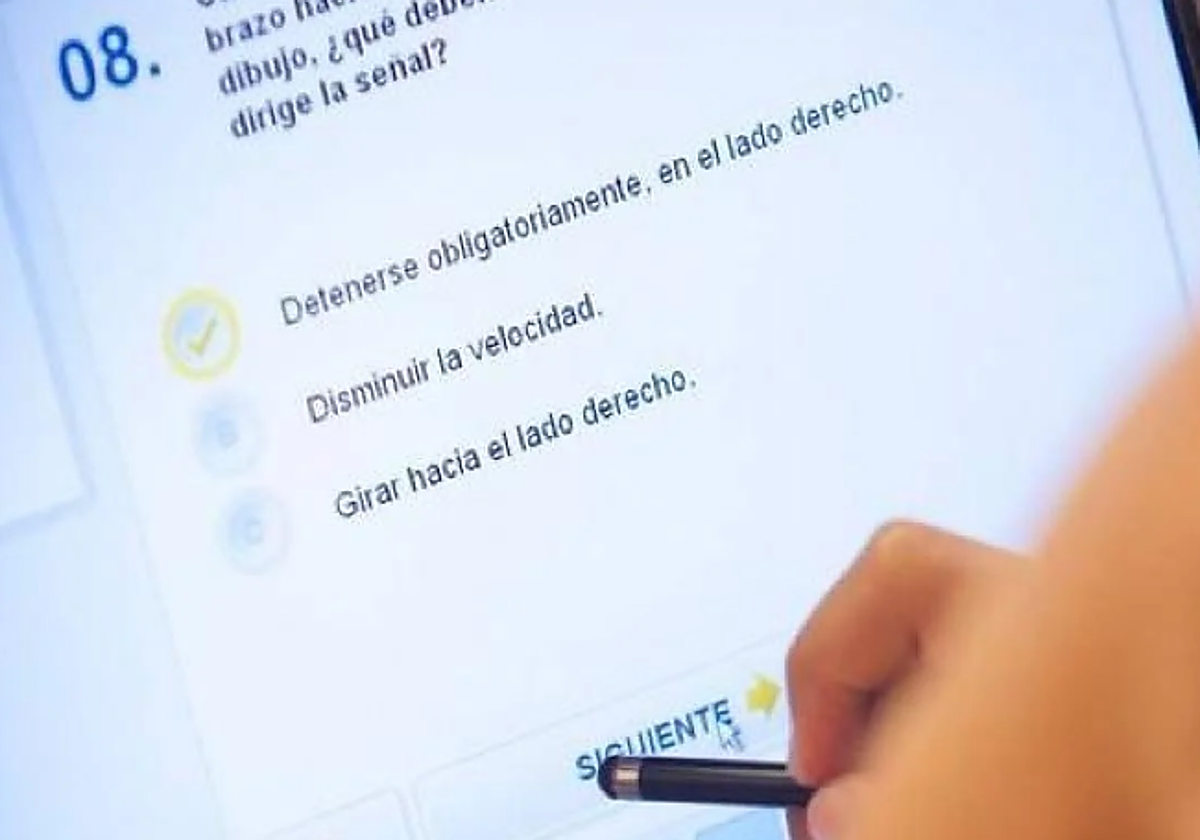 Le cazan haciendo trampas con una cámara conectada a un móvil en el examen para obtener el carné de conducir en Bilbao