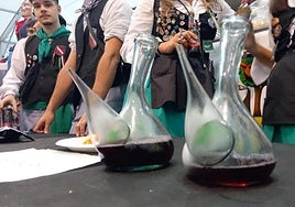 Cata popular de zurras ayer en la carpa de Solobarria.