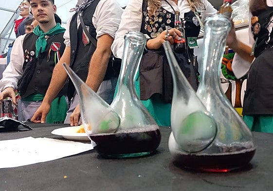 Cata popular de zurras ayer en la carpa de Solobarria.