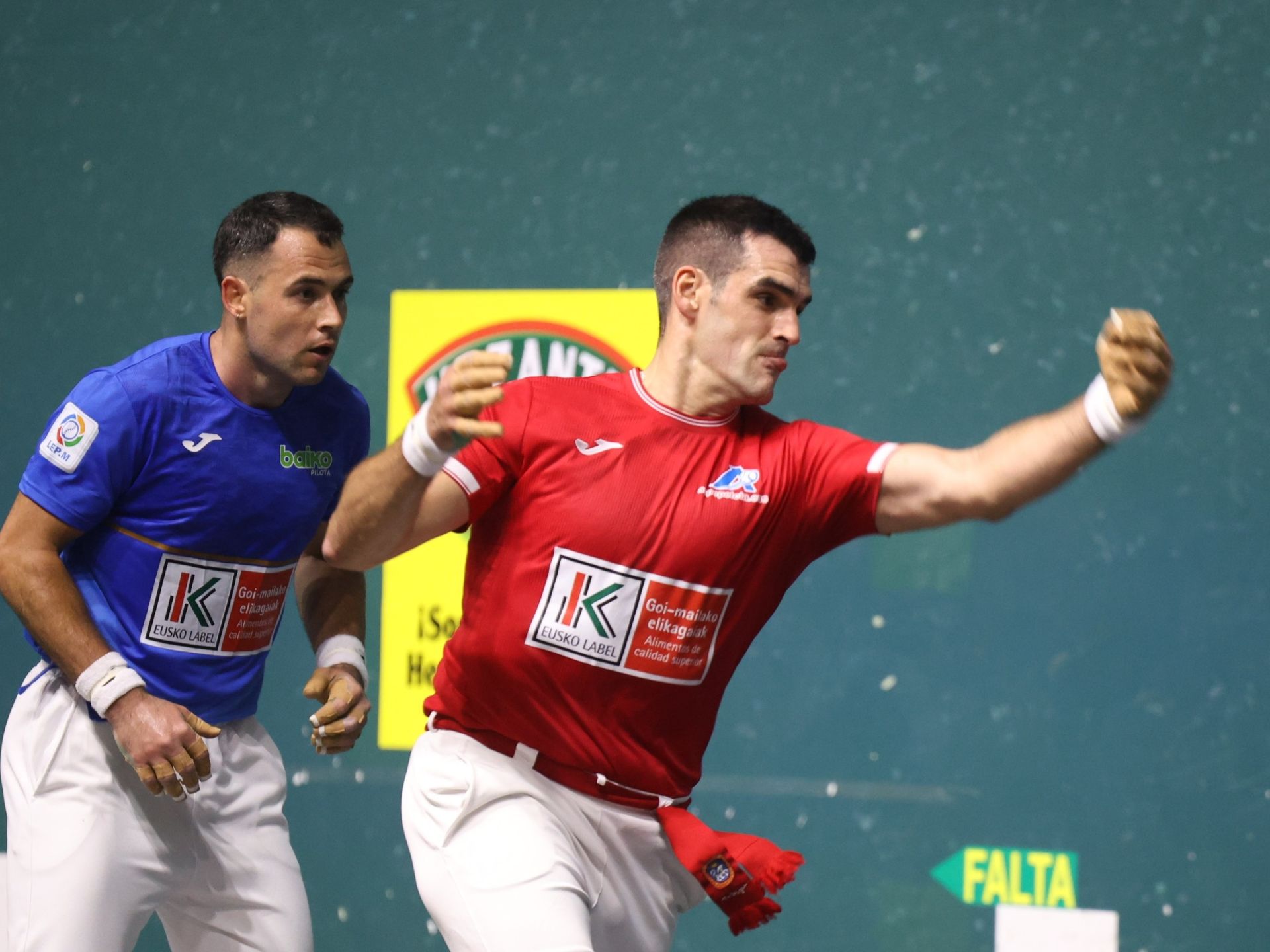 Ezkurdia movió bien la pelota con la zurda y encontró huecos ante Jaka.