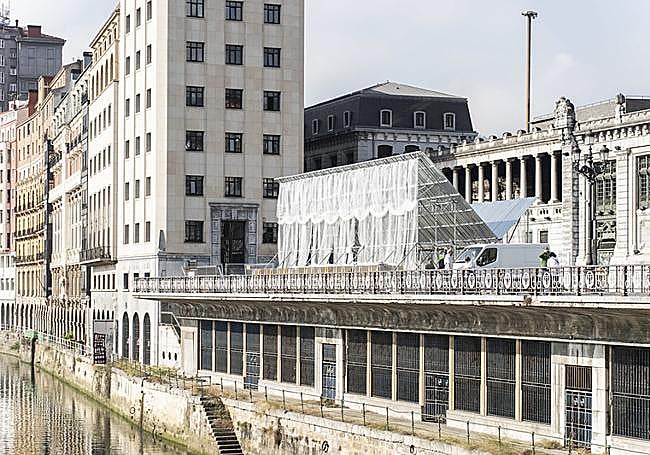 El pabellón 'Etxenoi' en la Plaza de las Mujeres de Bilbao.