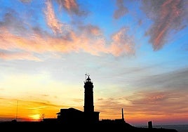 El atardecer ofrece bellas vistas en esta zona de la capital cántabra.