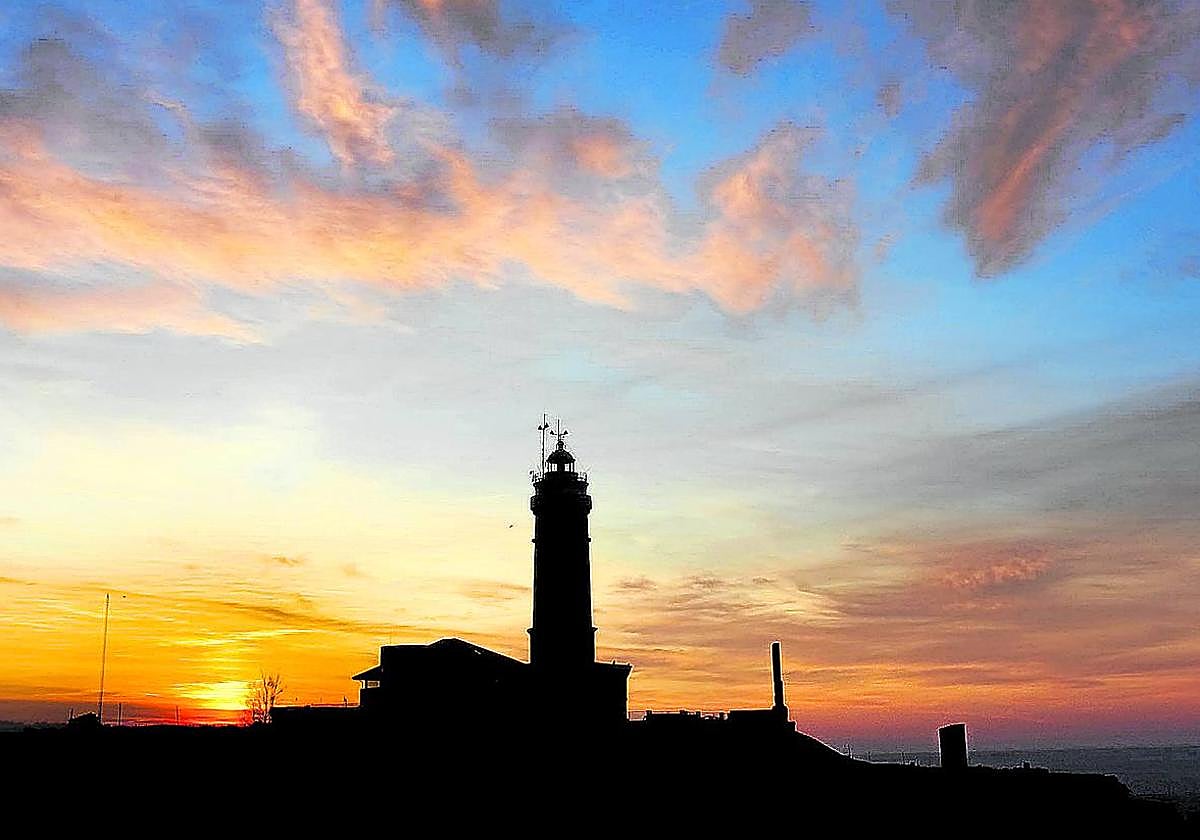 El atardecer ofrece bellas vistas en esta zona de la capital cántabra.