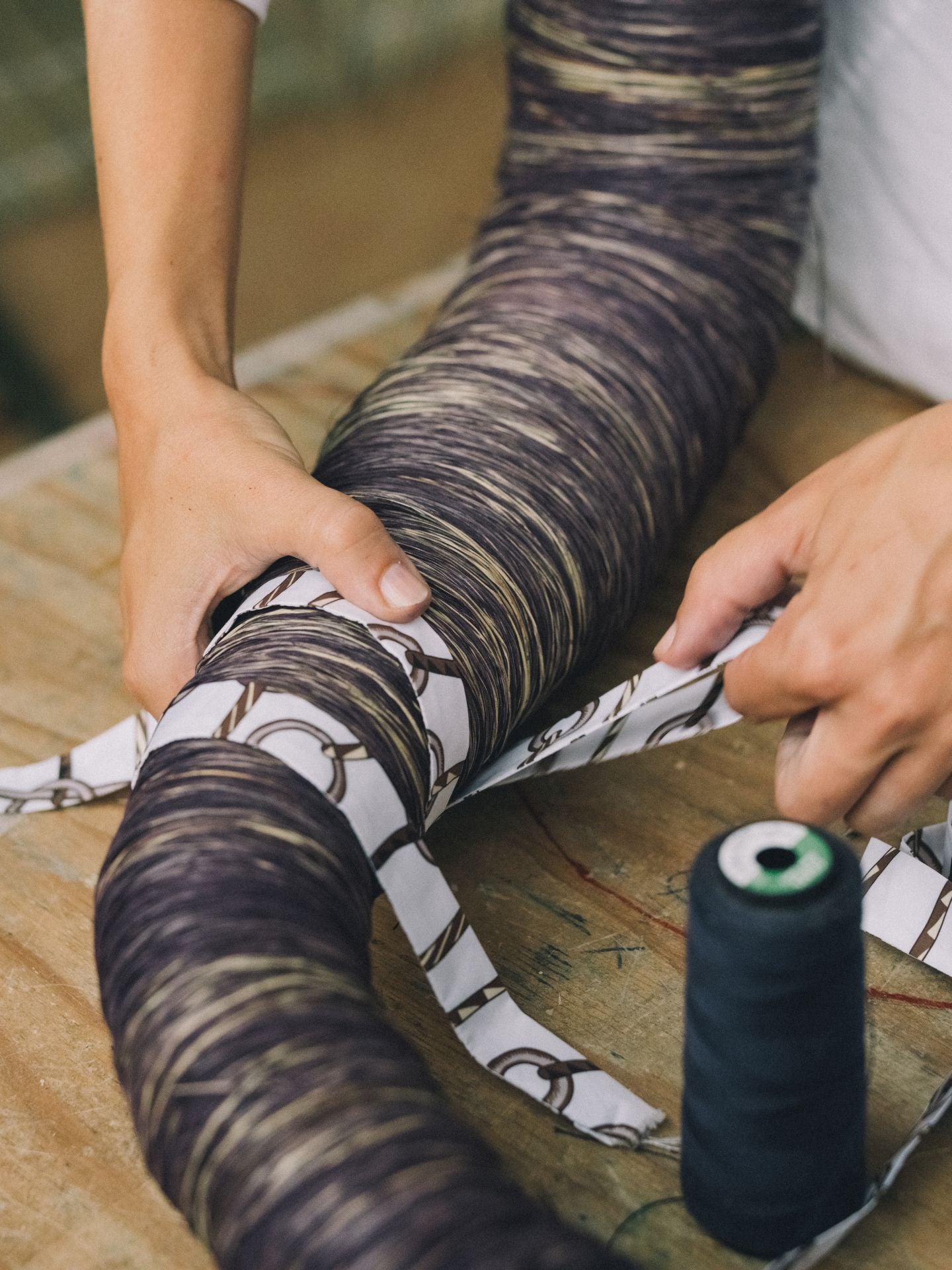 Gabriela Sagarminaga, la artista bilbaína que crea criaturas marinas gigantes para los escaparates de Hermès