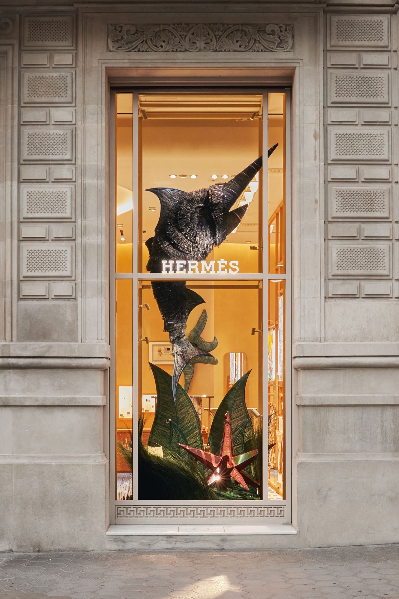 Gabriela Sagarminaga, la artista bilbaína que crea criaturas marinas gigantes para los escaparates de Hermès