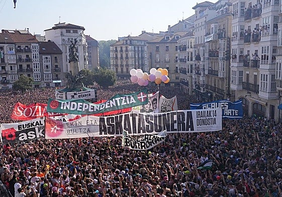 Pancartas exhibidas en la plaza de la Virgen Blanca durante la bajada de Celedón.