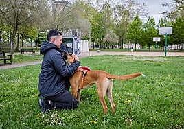 Un joven juega con su perro en el parque de Judimendi.