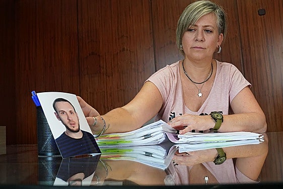 Vanesa, con los informes del accidente, muestra la foto de su hermano.