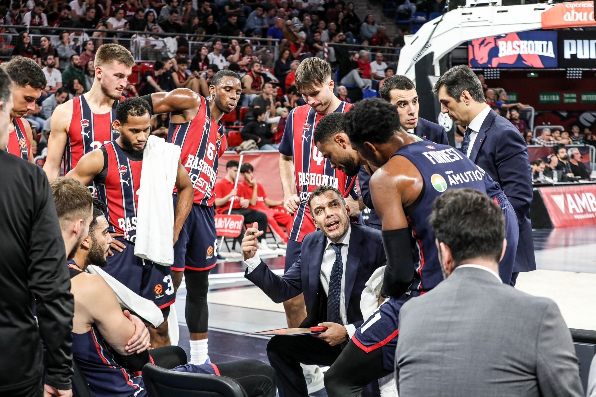 Paolo Galbiati imparte instrucciones durante un tiempo muerto.