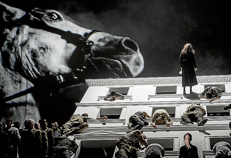 Detalle de 'La forza del destino', con la impronta de Calixto Bieito, que se representó en la English National Opera en 2015.