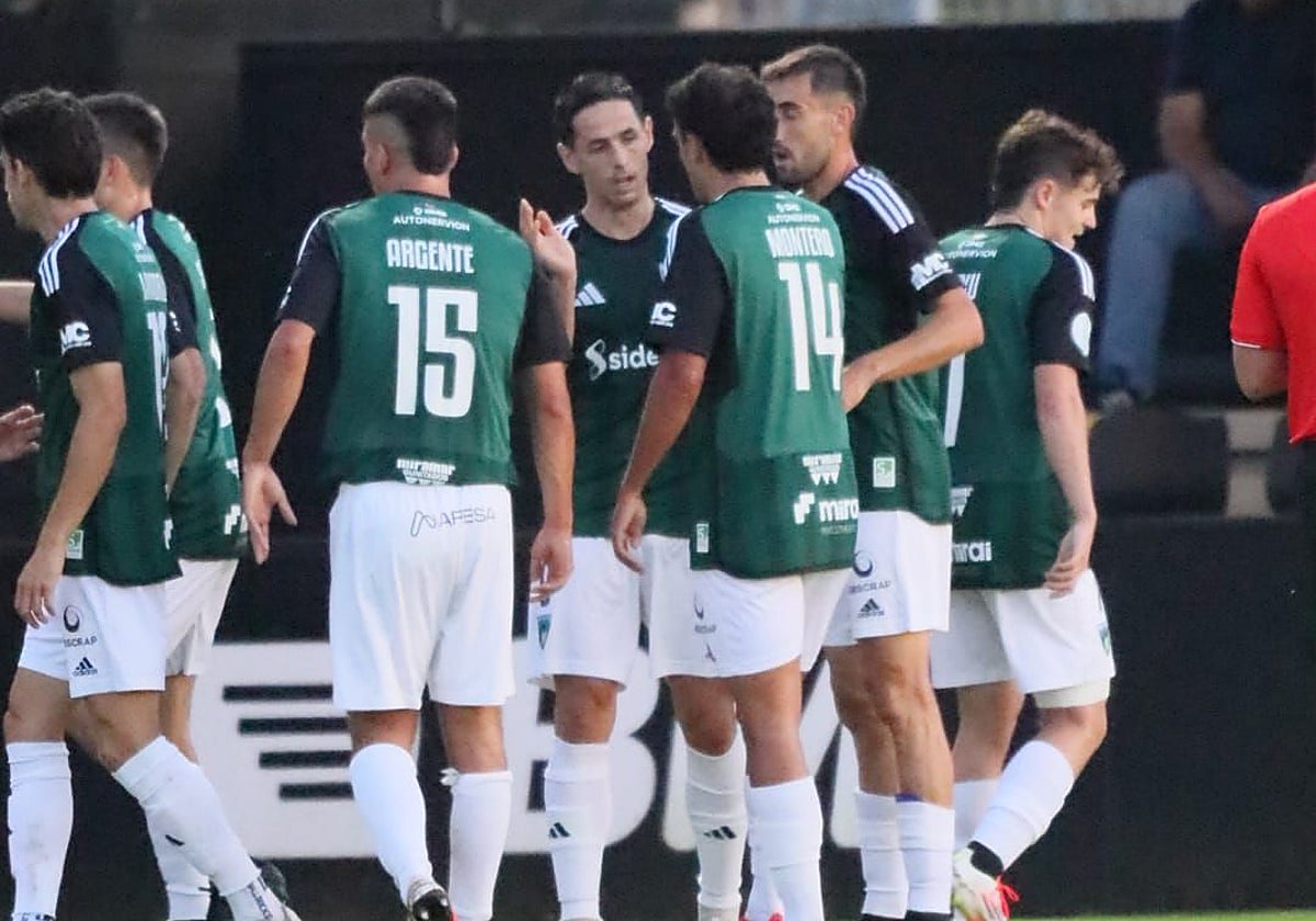 Los jugadores del Sestao River celebran el primer gol de Asier Benito.