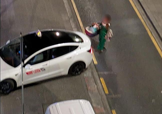 Imagen de la trabajadora social con el bebé tomada por uno de los testigos.