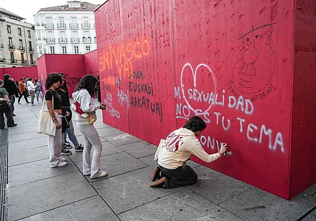 Los viandantes pueden dejar sus mensajes en el muro.