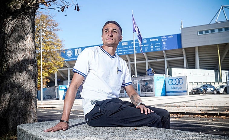 Tenaglia posa en el exterior de Mendizorroza