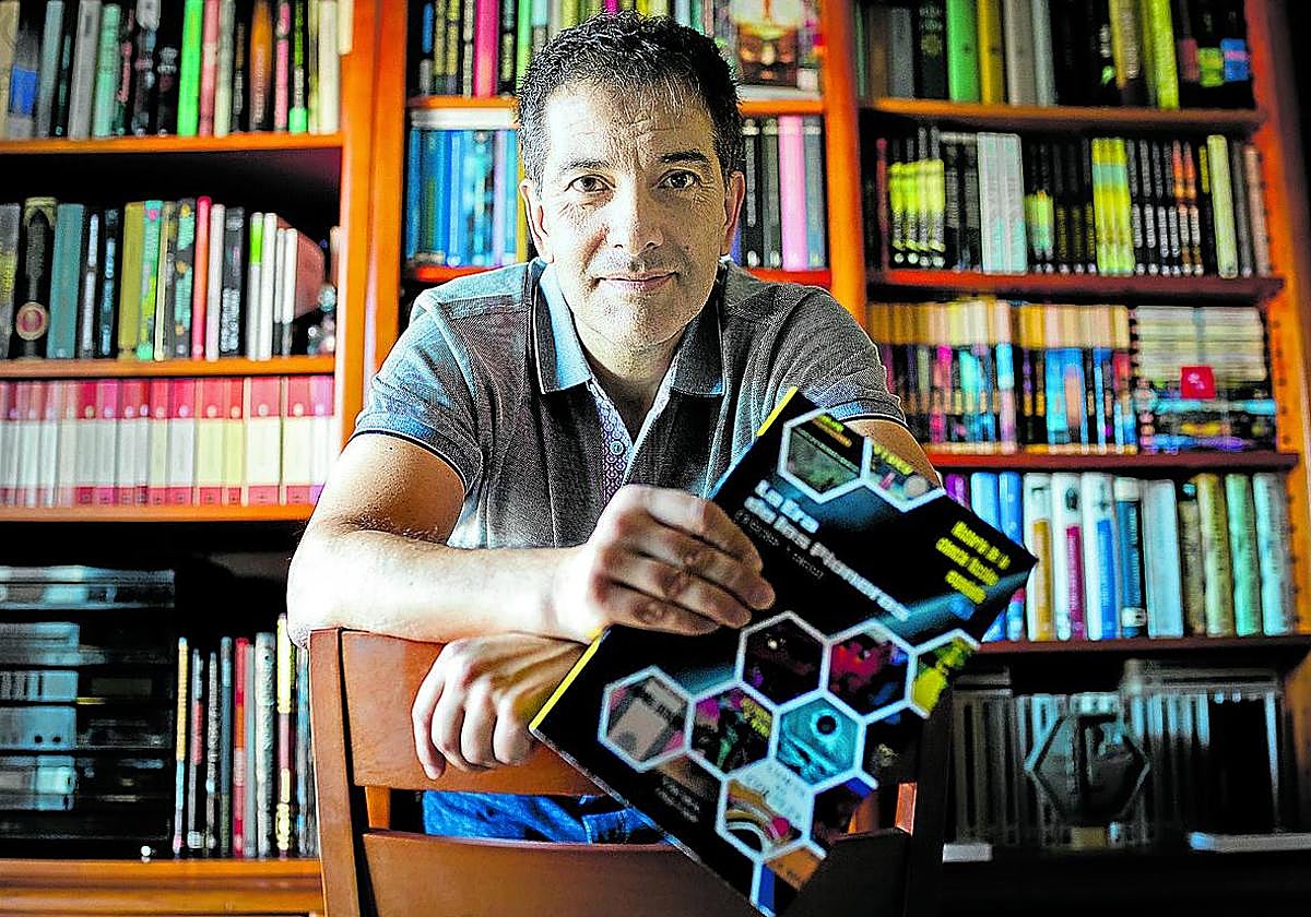 Mariano Villarreal coordina antologías de relatos y ha sido jurado de los principales premios nacionales de ciencia ficción.