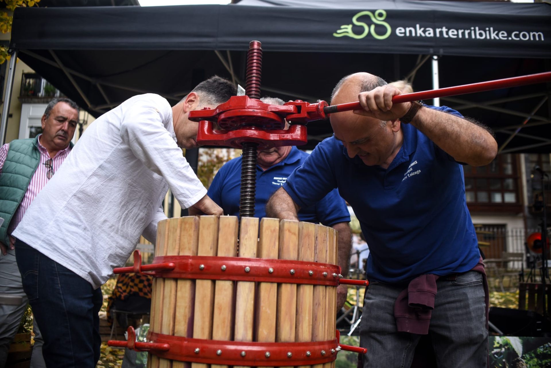 El prensado de la uva fue el primer acto de la fiesta, previo al brindis de apertura.