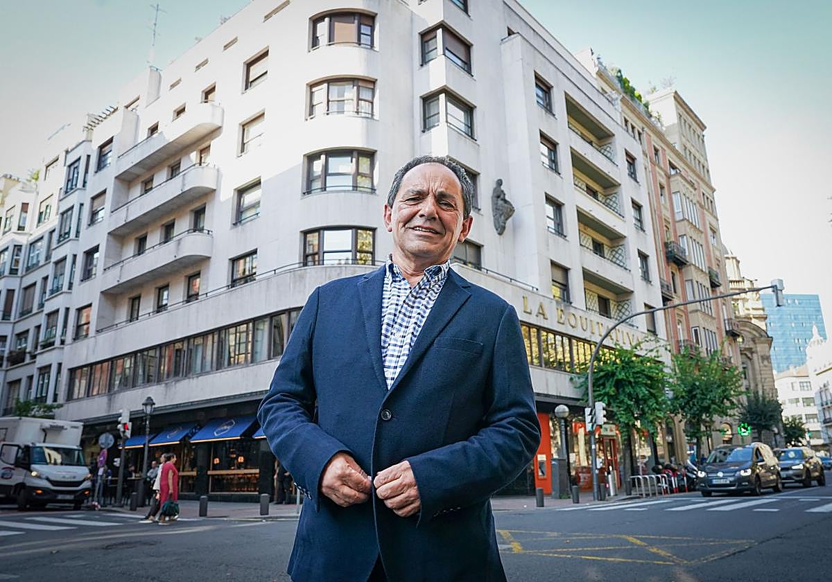 Pablo Nistal posa para EL CORREO frente al edificio de La Equitativa, uno de sus favoritos de la villa.