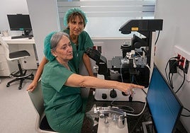 La embrióloga Teresa Ganzabal junto a la jefa de la unidad Ainhoa Fernández de Romarategui.