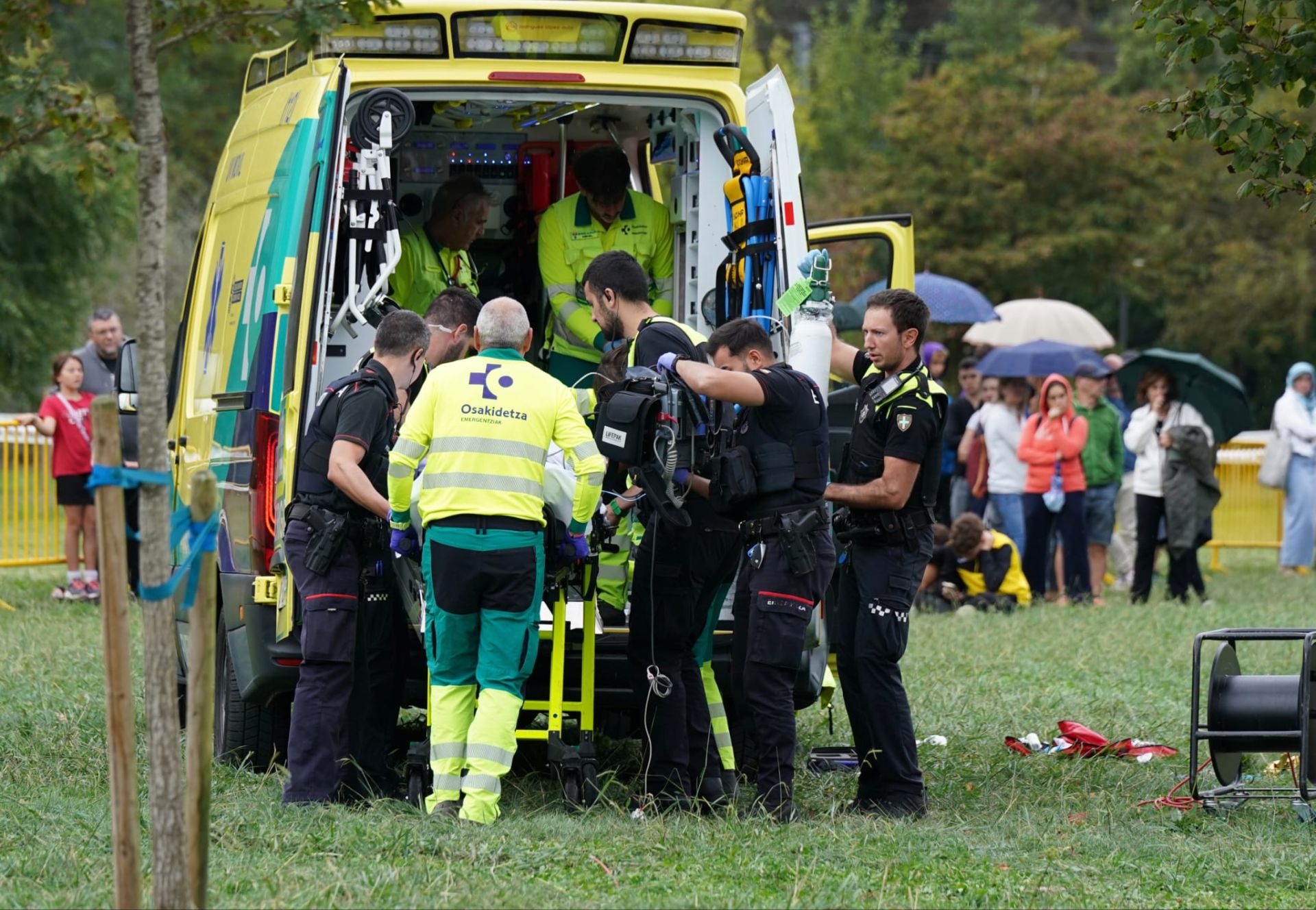 Las asistencias introducen al atleta en la ambulancia para su traslado.
