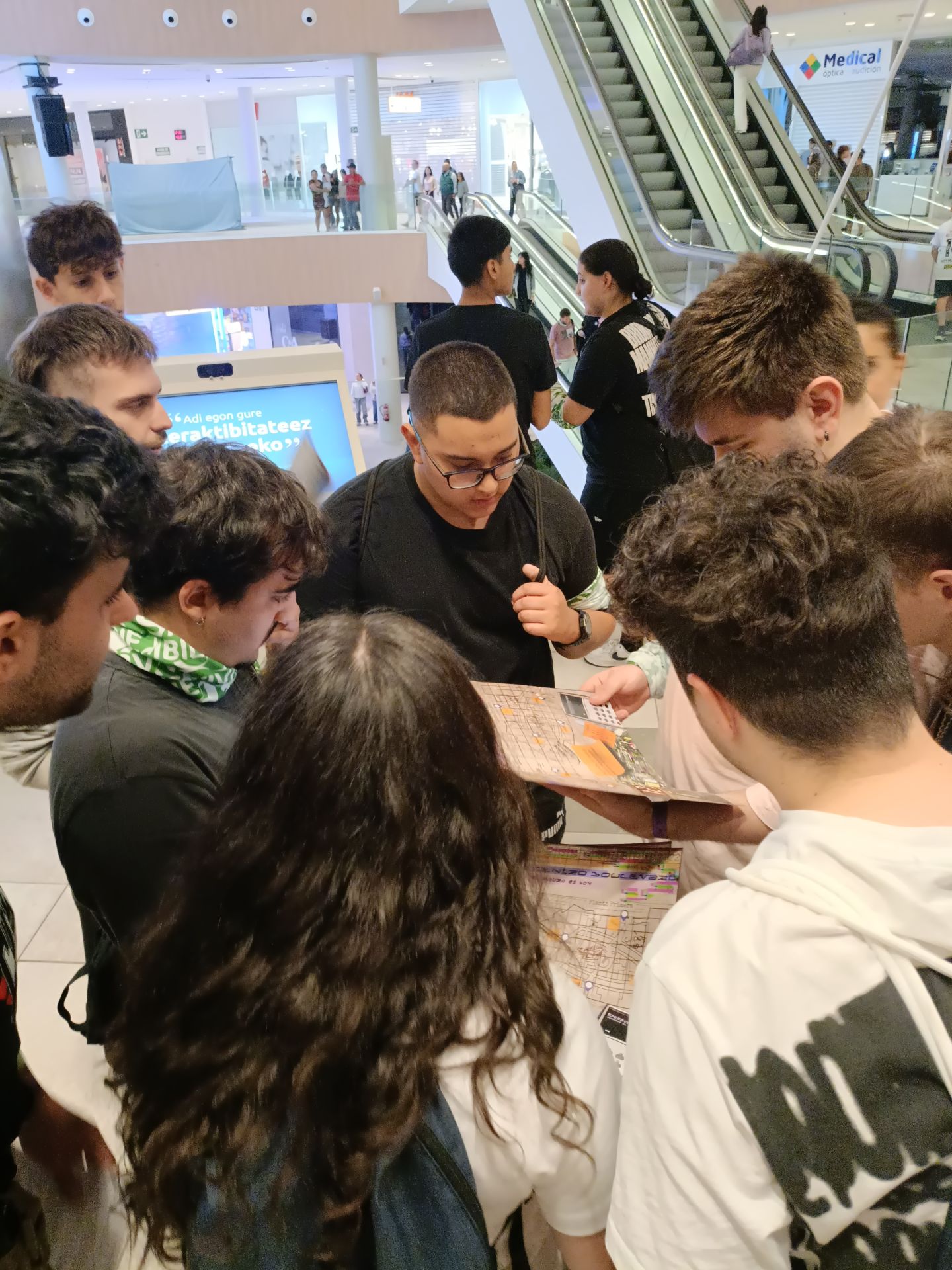 Participantes reciben instrucciones para el juego.