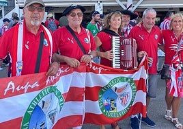 Edurne Mojas Larreategi ante el estadio del Elche con otros miembros de la Peña Athletic de Torrevieja.