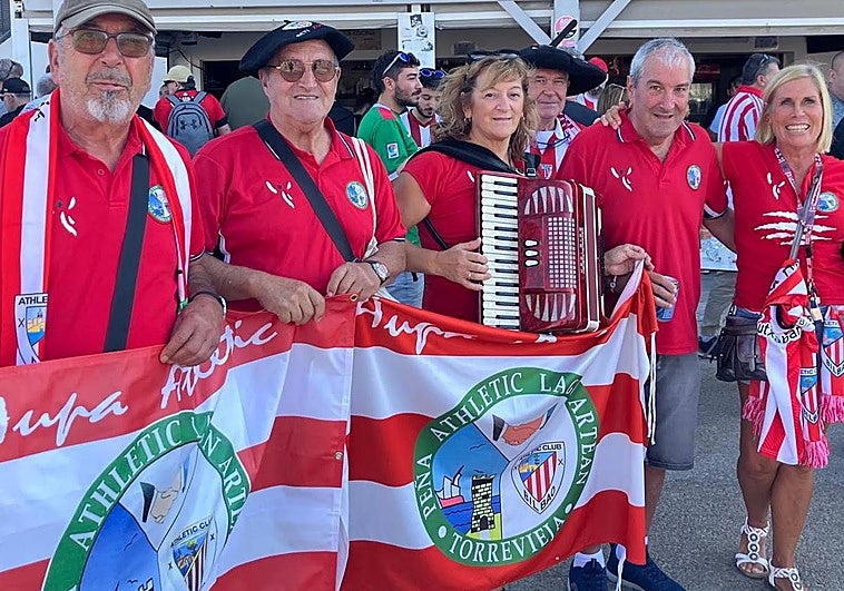 Edurne Mojas Larreategi ante el estadio del Elche con otros miembros de la Peña Athletic de Torrevieja.
