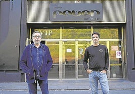 Dos de los tres fundadores de la sala, José Vicente López, a la izquierda, y Adrián Medrano, frente a la entrada del local, en Bolueta