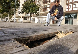 Algunas de las tablas de madera que componen la calle están completamente agrietadas.