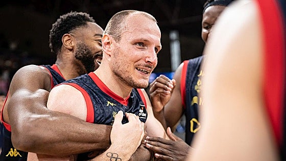 El exbaskonista Rafa Luz obra el milagro con la que será la canasta del año en la ACB