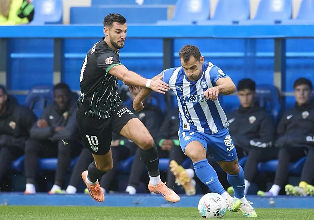 Rafa Mir presiona a Jonny durante el Alavés-Elche.