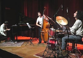 Ron Cha (piano), Tijs Klaassen (contrabajo) y Nitin Parree (batería) en 'K2'.