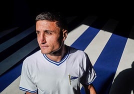 Tenaglia posa en el interior de Mendizorroza.