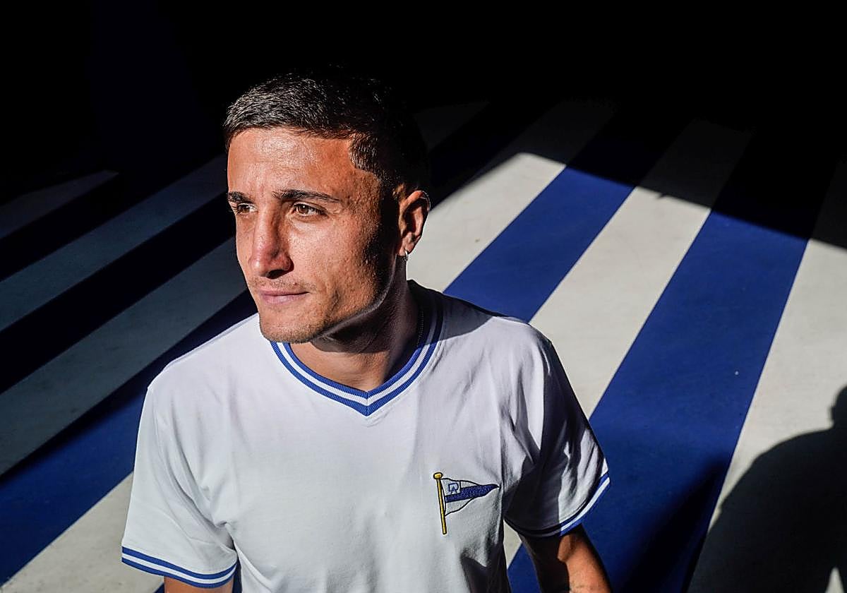 Tenaglia posa en el interior de Mendizorroza.