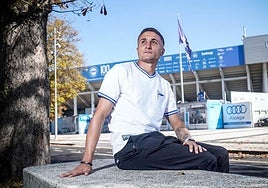 Tenaglia posa en el exterior de Mendizorroza