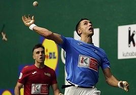 Zabala golpea una pelota con la derecha ante la mirada de Peña II.