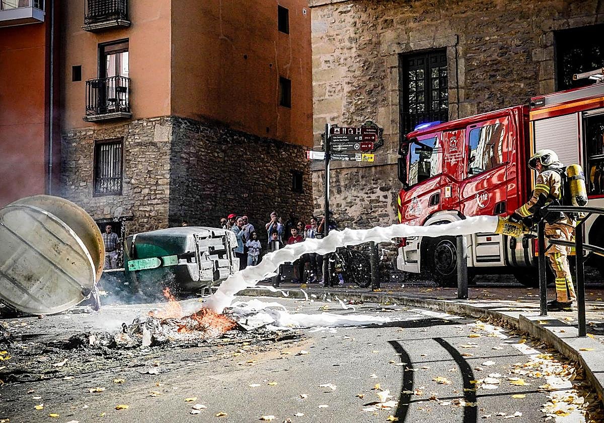 Restos de los incidentes en Vitoria tras los altercados entre manifestantes de extrema derecha y de la izquierda abertzale.