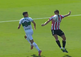 La franqueza de Unai Simón en la roja que pedían para Vivián: «Para mí no es falta»