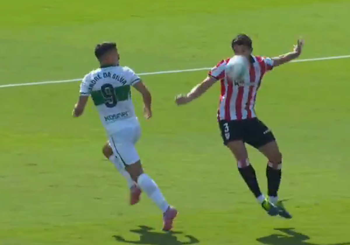 La franqueza de Unai Simón en la roja que pedían para Vivián: «Para mí no es falta»