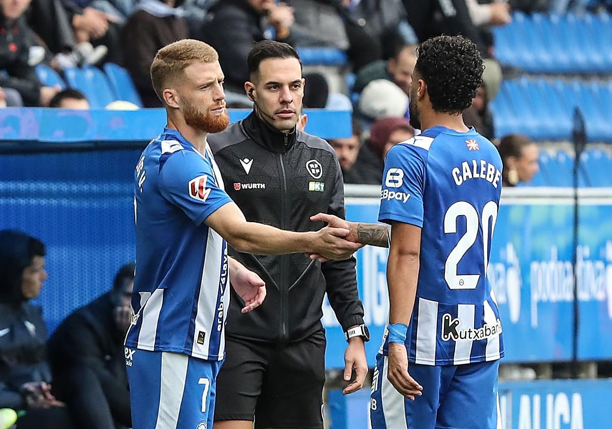 Carlos Vicente entra por Calebe ante el Elche.
