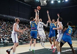 Normantas busca la canasta del Peristeri, otro rival del grupo.